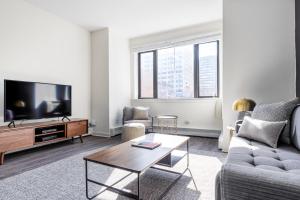 芝加哥Gold Coast 1BR nr Mariano Park Oak St Beach CHI-259的带沙发和电视的客厅