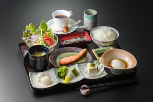 富士吉田市Hotel Fuji Tatsugaoka的盘子上放着米饭和蔬菜,还有一杯咖啡