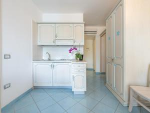 维拉西米乌斯翠绿乡村度假酒店的厨房配有白色橱柜和水槽