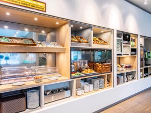 罗森海姆罗森海姆酒店的面包柜台,有多种不同的食物