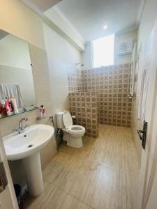 布尔班Bhurban Luxury Apartments的浴室配有白色水槽和卫生间。