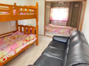 札幌辉园的客厅配有两张双层床和一张沙发