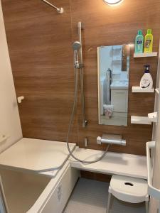 札幌辉园的带淋浴和镜子的浴室
