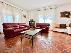 圣温琴佐Villa San Bartolo的客厅配有沙发和桌子