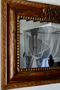 江比阿阿姆卡别墅的镜子上挂着窗帘的照片