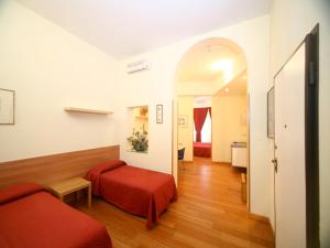 博洛尼亚Appartamenti Astoria的一间在房间内配有红色床的卧室