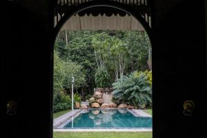 马拉维拉霍拉萨泊拉酒店的通往带游泳池的花园的拱门