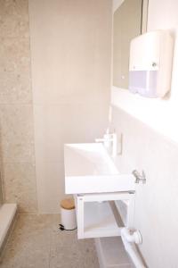 拉芬斯堡Bantle Pension Gästehaus Ravensburg的浴室设有白色水槽和镜子
