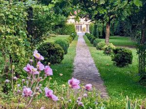La Chapelle-la-ReineDomaine Chapelle的花园里的一条小径,花朵粉红色