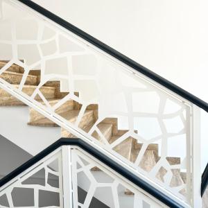 克拉约瓦Casa Micle的玻璃楼梯箱,上面有几何图案