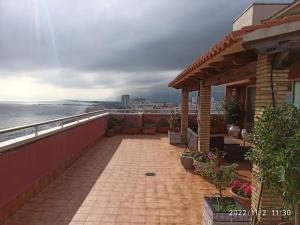 库列拉Espectacular terraza y vistas en 1a línea de playa的海景阳台