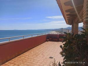 库列拉Espectacular terraza y vistas en 1a línea de playa的海景阳台。