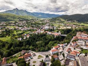 奥古林Klečka vila B&B rooms的享有山区小镇的空中景色