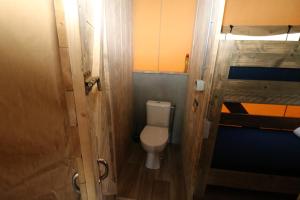 WolphaartsdijkDe Zuidvliet Glamping Deluxe 1的一间带卫生间和门的小浴室