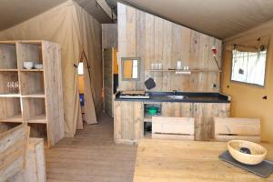 WolphaartsdijkDe Zuidvliet Glamping Deluxe 1的一间带木墙和水槽的厨房