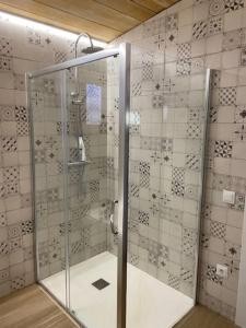 GuardiolaCal Masses , St. Salvador de Guardiola的浴室里设有玻璃门淋浴