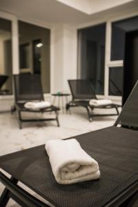 奥古林Klečka vila B&B rooms的椅子上桌边的毛巾