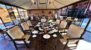 瓦迪拉姆The Villas - Bedouin Boutique Resort的一间带桌椅的用餐室