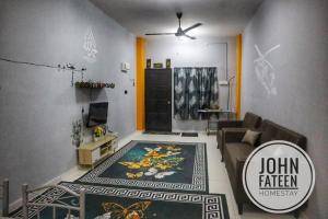 卢穆特lumut manjung homestay john faten的带沙发和地毯的客厅