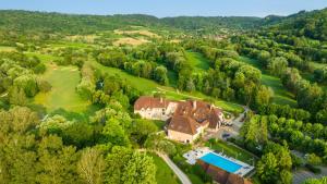 韦尔南图瓦Golf Domaine Du Val De Sorne的享有房子和高尔夫球场的空中景致