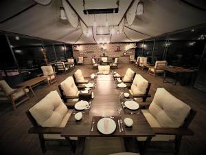 瓦迪拉姆The Villas - Bedouin Boutique Resort的大型用餐室配有长桌和椅子