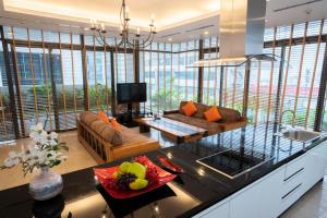河内My Way Hotel & Residence Ha Noi的厨房以及带沙发和桌子的客厅。