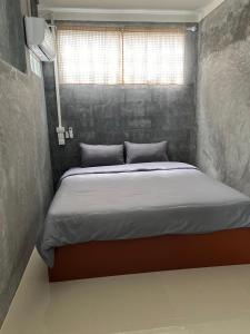 涛岛Koh Tao Little House的一间卧室,卧室内配有一张大床