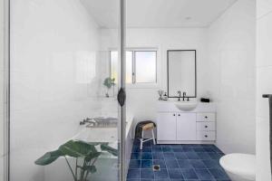 科莱特Stylish family friendly oasis - Lette @ Corlette的带淋浴、盥洗盆和卫生间的浴室