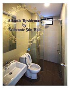 马六甲Atlantis Residence - Widenote Sdn Bhd的浴室配有卫生间、盥洗盆和淋浴。