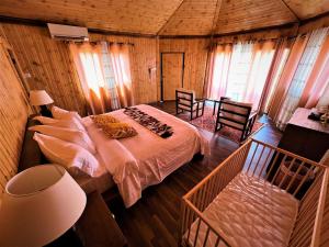 瓦迪拉姆The Villas - Bedouin Boutique Resort的卧室配有一张床铺,位于带木墙的房间内