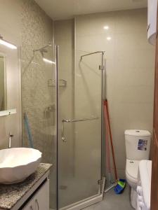 巴统Стильная квартирка у моря的一间带玻璃淋浴和卫生间的浴室