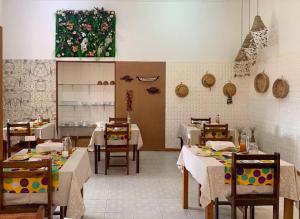 圣多美São Pedro Guesthouse的一间在房间内配有桌椅的餐厅