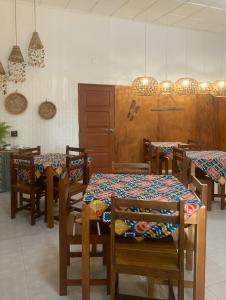 圣多美São Pedro Guesthouse的用餐室配有木桌和椅子