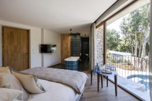 博尼法乔A SPERANZA Suites de Charme by A Cheda的一间卧室配有一张床和一个配有浴缸的阳台
