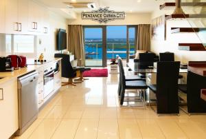 达尔文“PENZANCE” Great Location & Views at PenthousePads的一间厨房和海景用餐室
