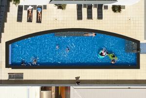 达尔文“PENZANCE” Great Location & Views at PenthousePads的一张大照片,人们在游泳池游泳