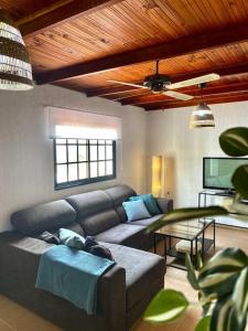 廷达亚Vivienda sostenible, vistas espectaculares的客厅配有沙发和桌子
