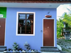 Kota BharuThe Marak Village KB - Mini Homestay的蓝色的房子,有门和窗户