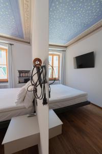 蒙特罗索阿尔马雷Appartamento Piccolo Principe的一间卧室设有两张床和蓝色的天花板