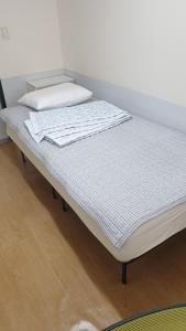 首尔dakwan stay的一张床垫,放在一个房间里的床上