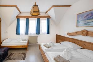穆劳附近圣洛伦岑Waldschlössl Gasthof的一间卧室设有两张床和天花板