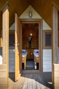 圣格奥尔基海豚露营酒店的小屋的开放式门,配有两张床