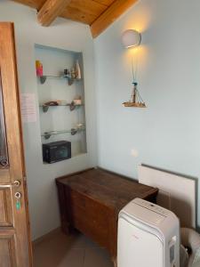 法纳里Tiny Big House的小房间设有桌子和冰箱