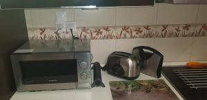 纳夫普利翁villa strati的厨房配有微波炉和茶壶