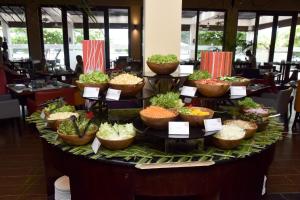 本托塔Centara Ceysands Resort & Spa Sri Lanka的餐厅餐桌上展示食物