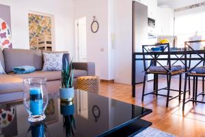 阿布里斯ViVaTenerife - Cosy and elegant flat in Los Abrigos的客厅配有沙发和桌子