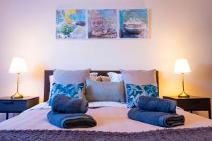 阿布里斯ViVaTenerife - Cosy and elegant flat in Los Abrigos的一张带蓝色枕头的床和两盏灯