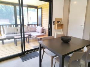 盖朗德Les Cottages de La Baule : Chalet de standing 7 personnes - Piscine的客厅配有桌子和沙发