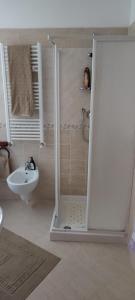 Appartamento stile rustico in collina的带淋浴和盥洗盆的浴室