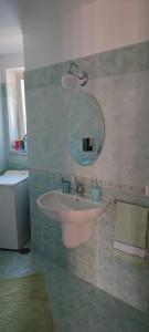Appartamento stile rustico in collina的一间带水槽和镜子的浴室